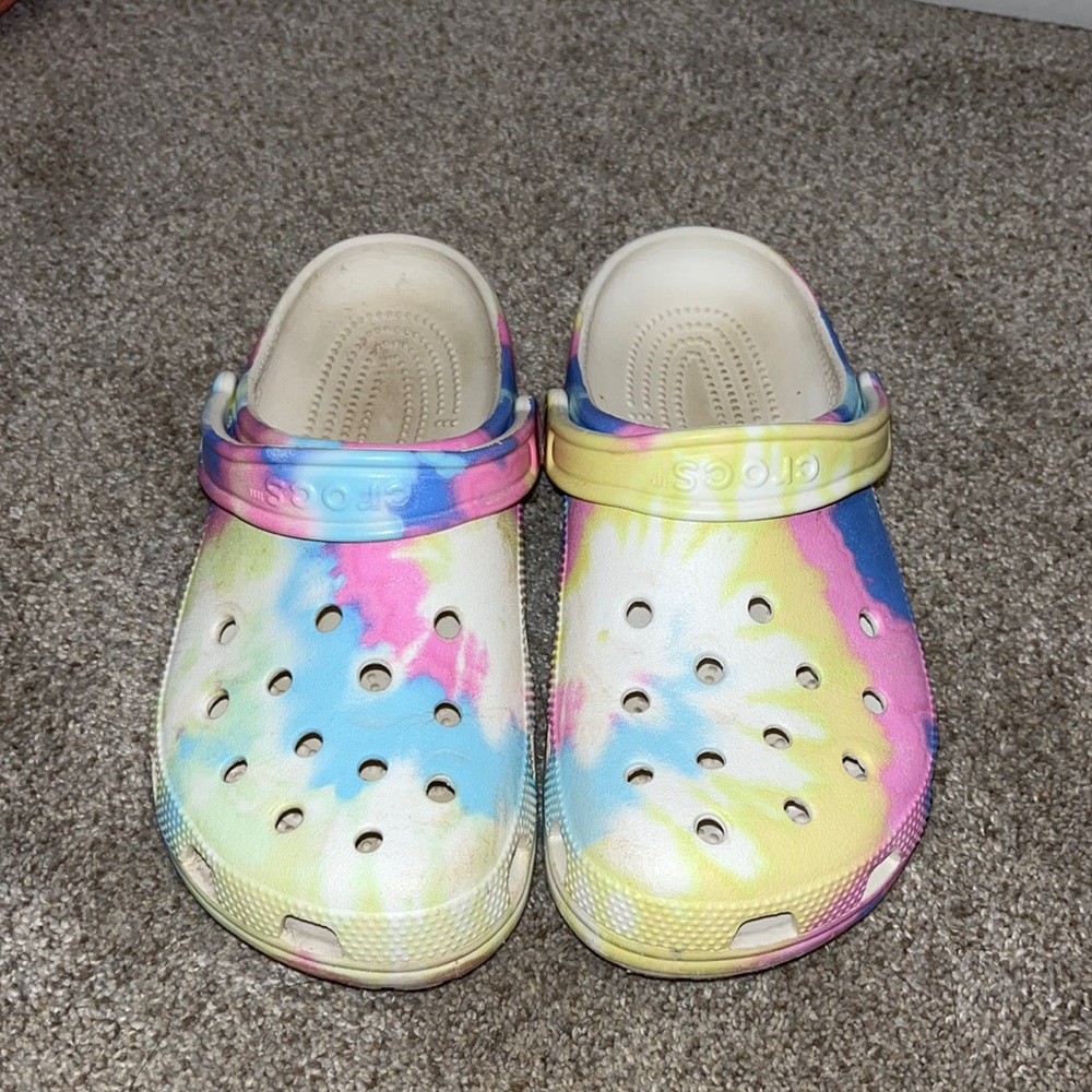 TIE-DYE CROCS!! 3 FREE JIBBETS